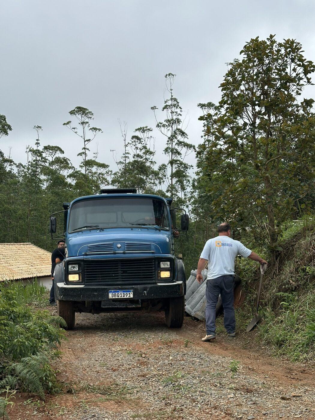 Entrega de telhas em propriedade rural