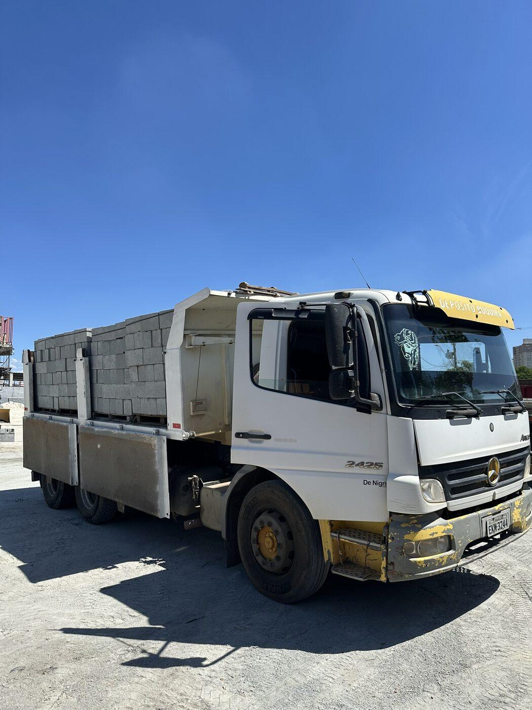 Caminhão carregado com blocos para entrega