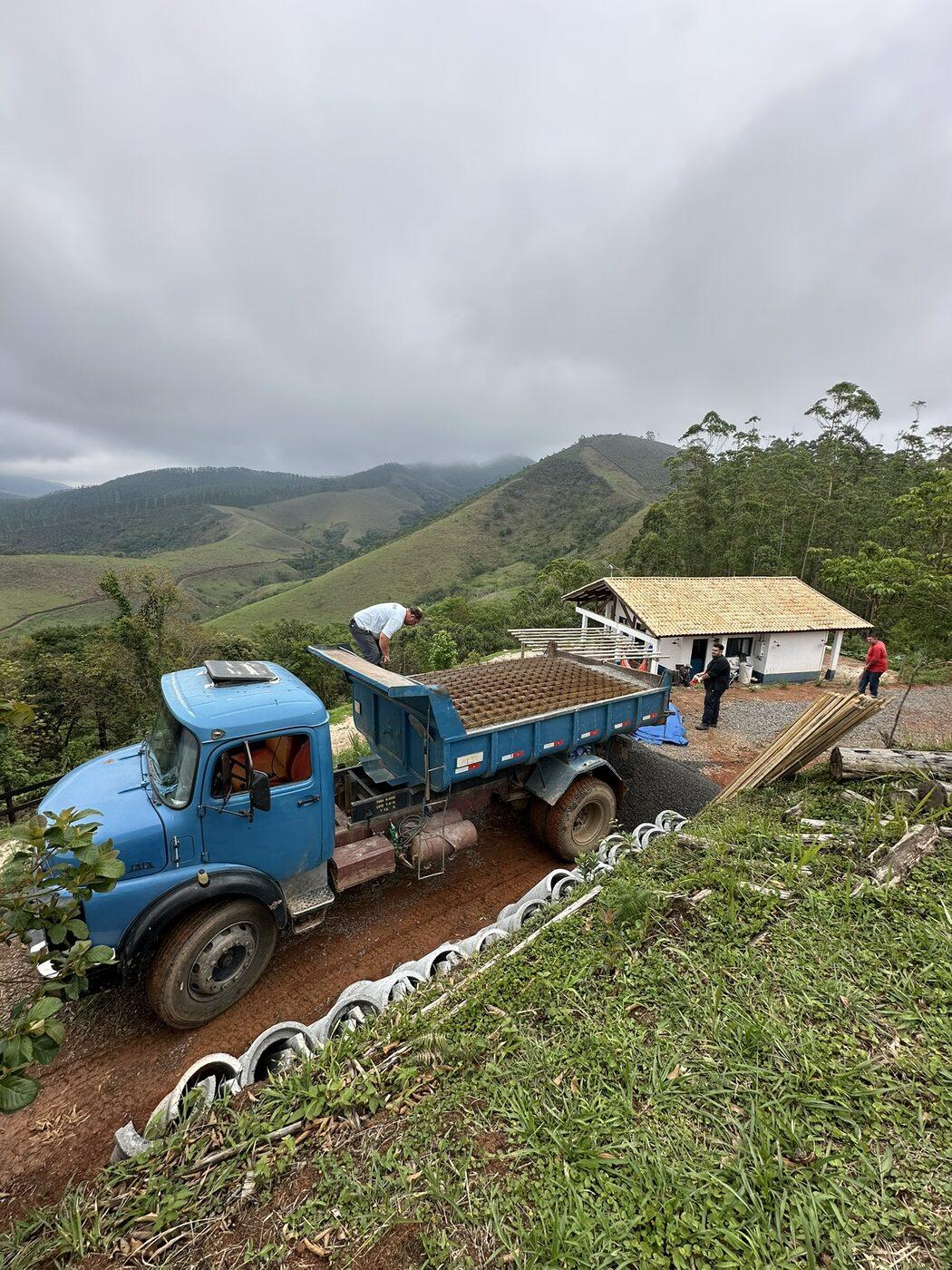 Entrega de pedra na serra de Monteiro Lobato