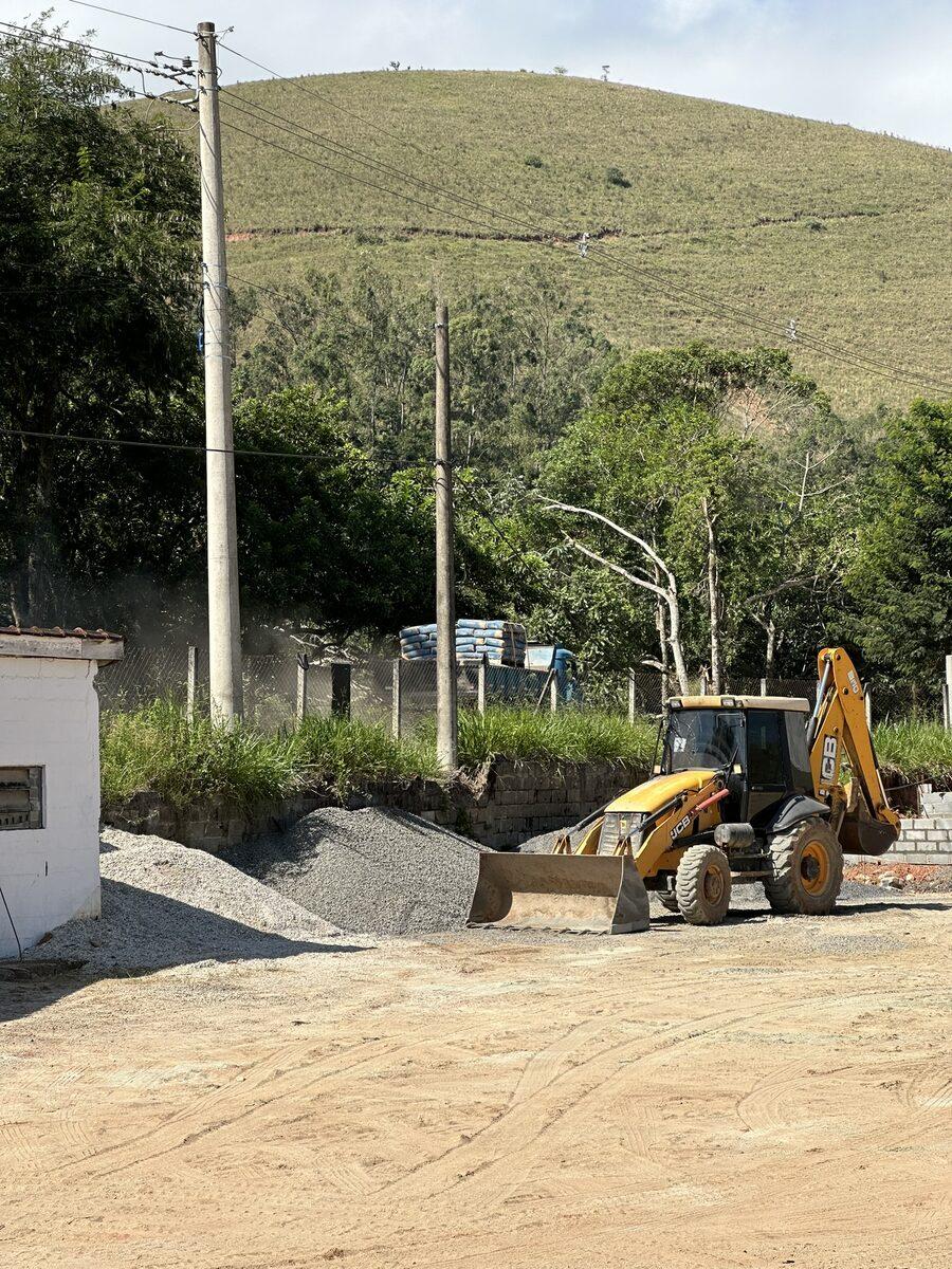 Retroescavadeira JCB no pátio do Depósito Buquira